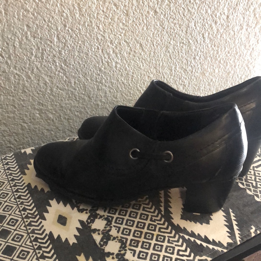 YUU Brand Black close pumps